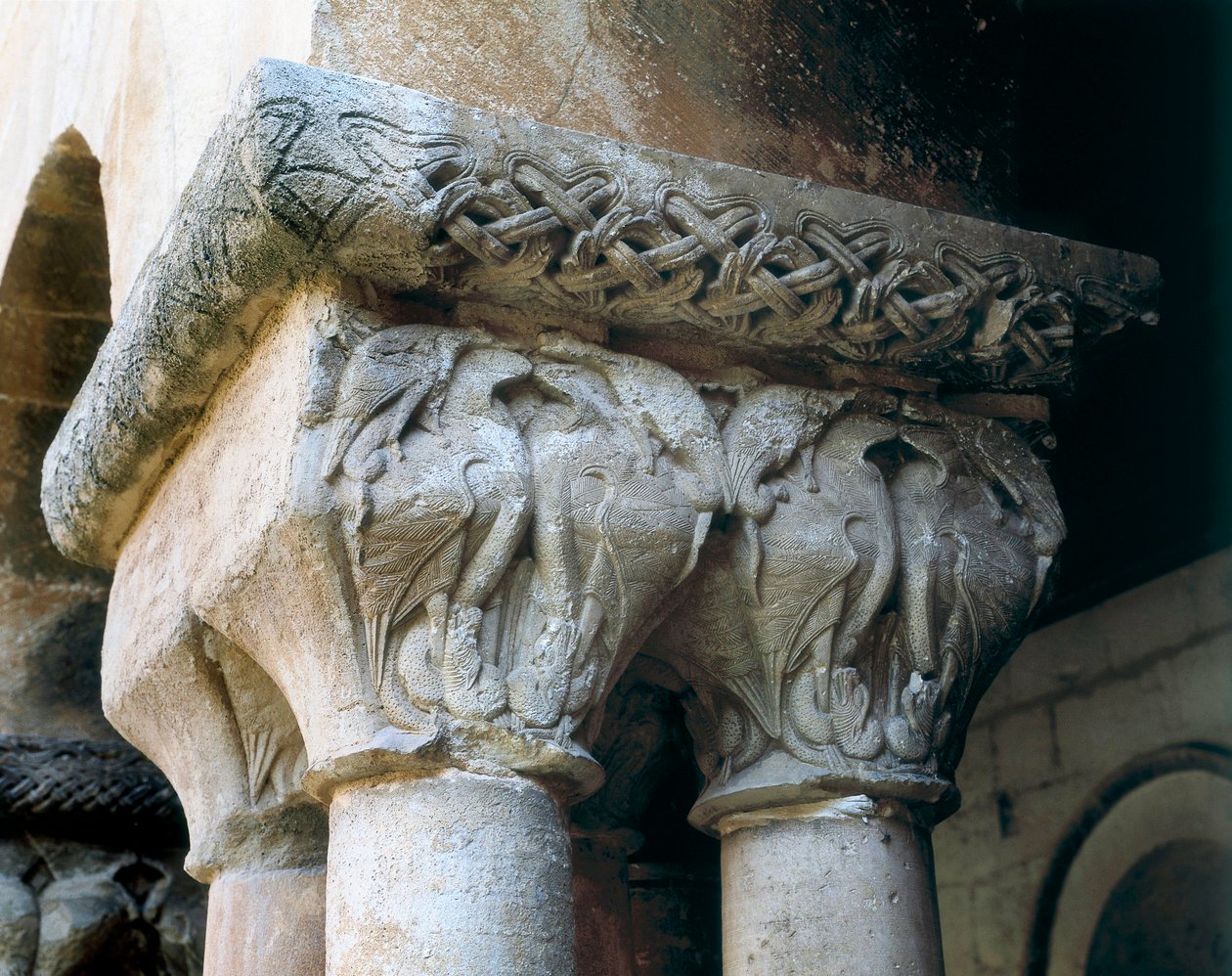 Romaaninen taide: linnuilla koristeltu luostarin pääkaupungit. Arkkitehtuuri tekijältä Romanesque