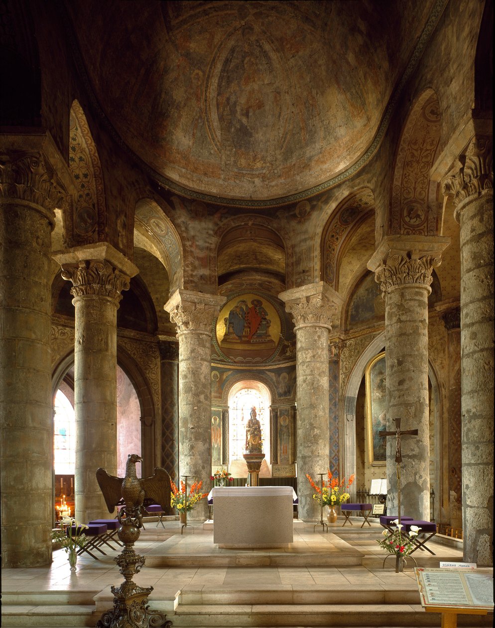 Romaaninen taide: sisänäkymä kirkolle Notre Dame (Notre-Dame) la Grand, Poitiers (Wien) tekijältä Romanesque