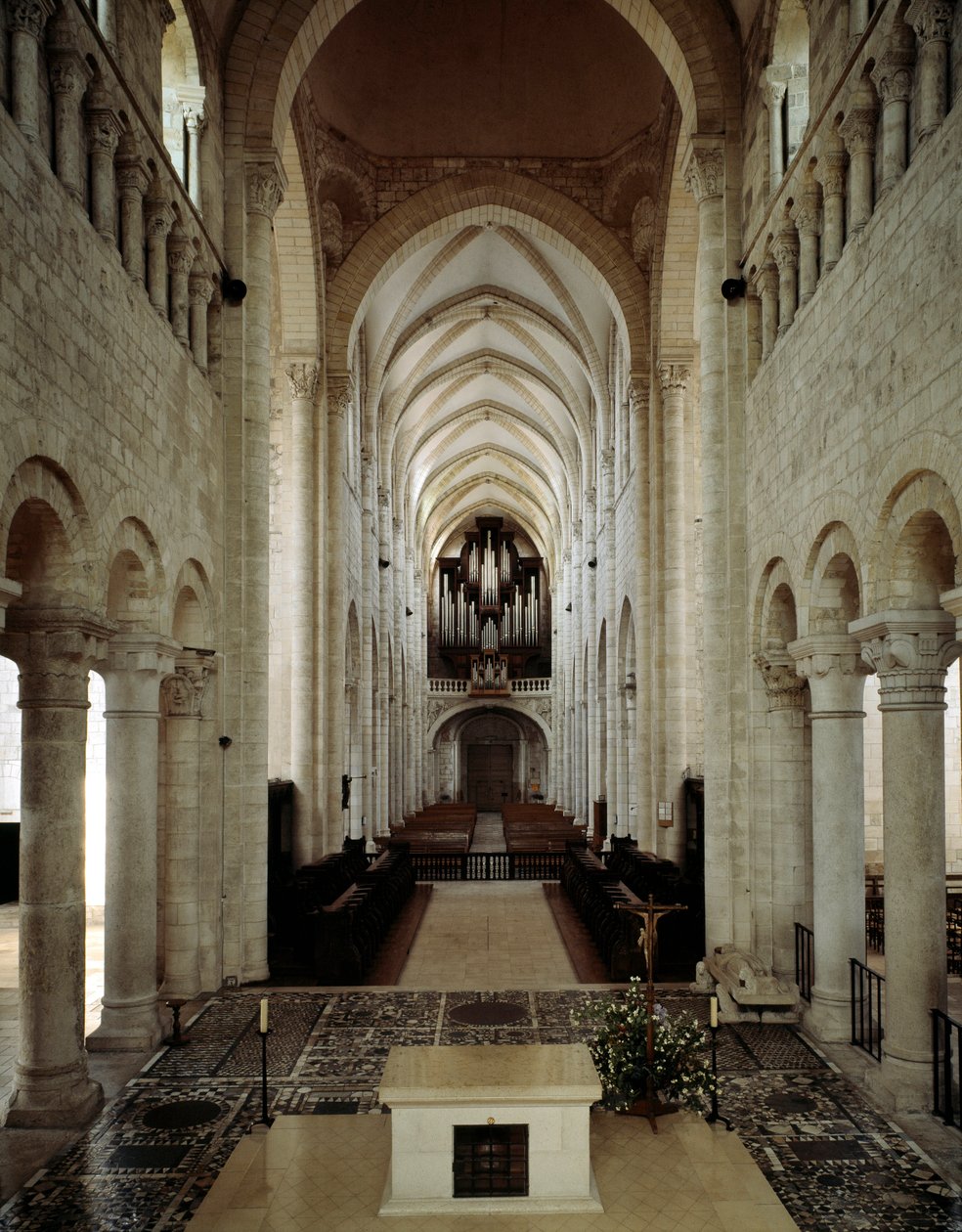 Romaaninen taide: 1000- ja 1200-luvuilla rakennetun Saint Benoit sur Loiren (Loiret) basilikan sisäkuva. tekijältä Romanesque