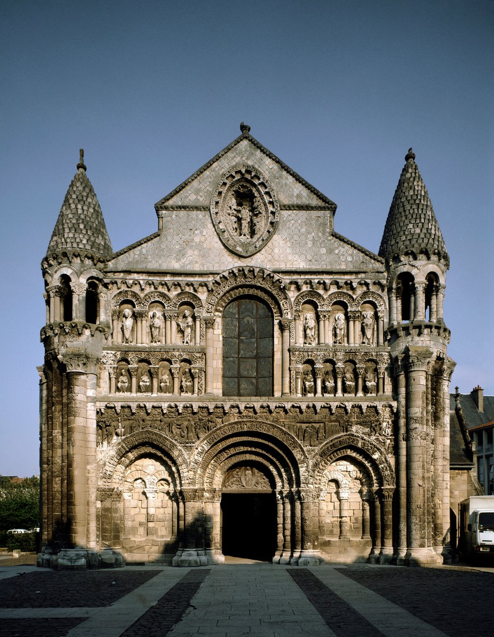 Romaaninen taide: näkymä Notre Dame la Grandelle (Notre-Dame-la-Grande). 1100-luvun Poitiers (Wien) tekijältä Romanesque