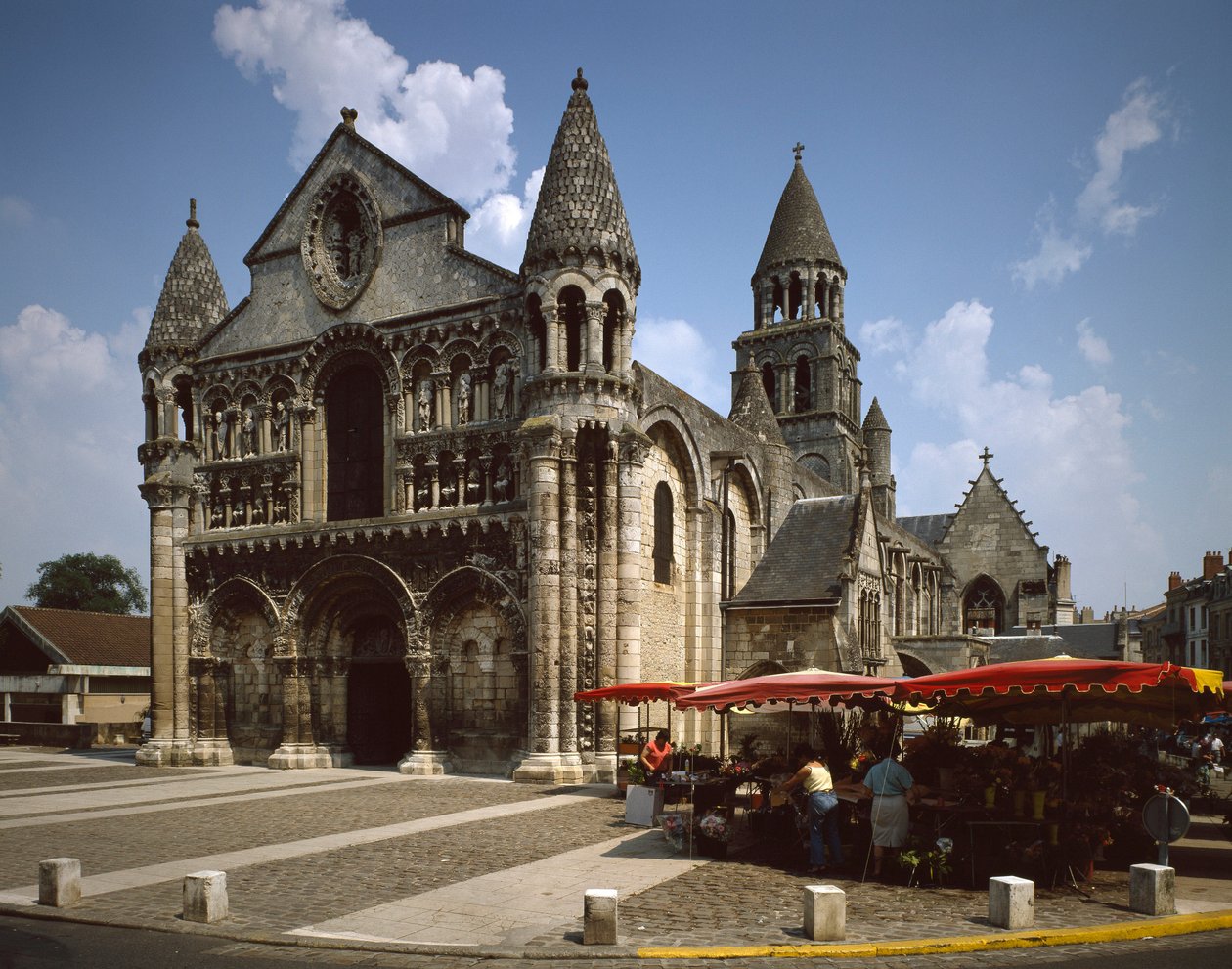 Romaaninen taide: näkymä Notre Dame la Grandelle (Notre-Dame-la-Grande). 1100-luvun Poitiers (Wien) tekijältä Romanesque