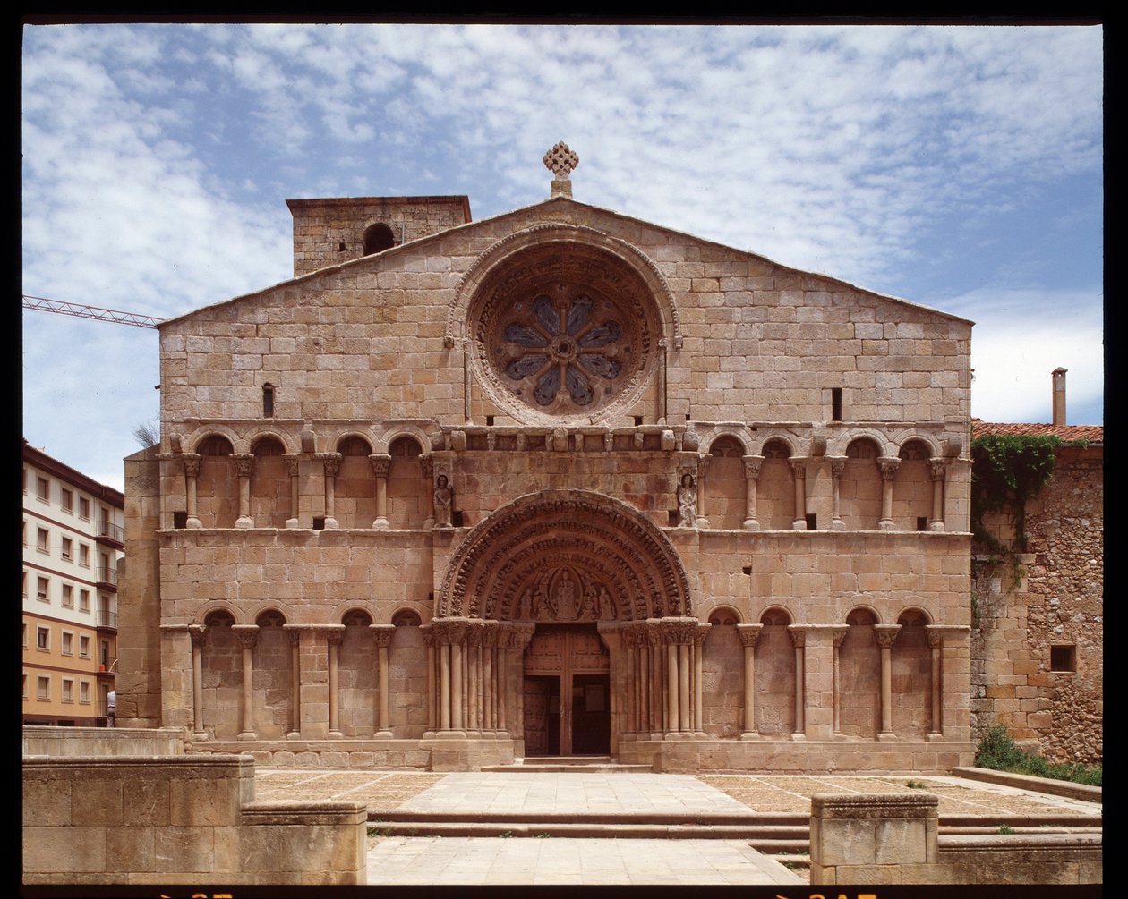 Romaaninen taide: näkymä Pyhän Dominican kirkolle (Iglesia de Santo Domingo, Pyhän Dominicin kirkko) 1100-luvun Soria, Espanja tekijältä Romanesque