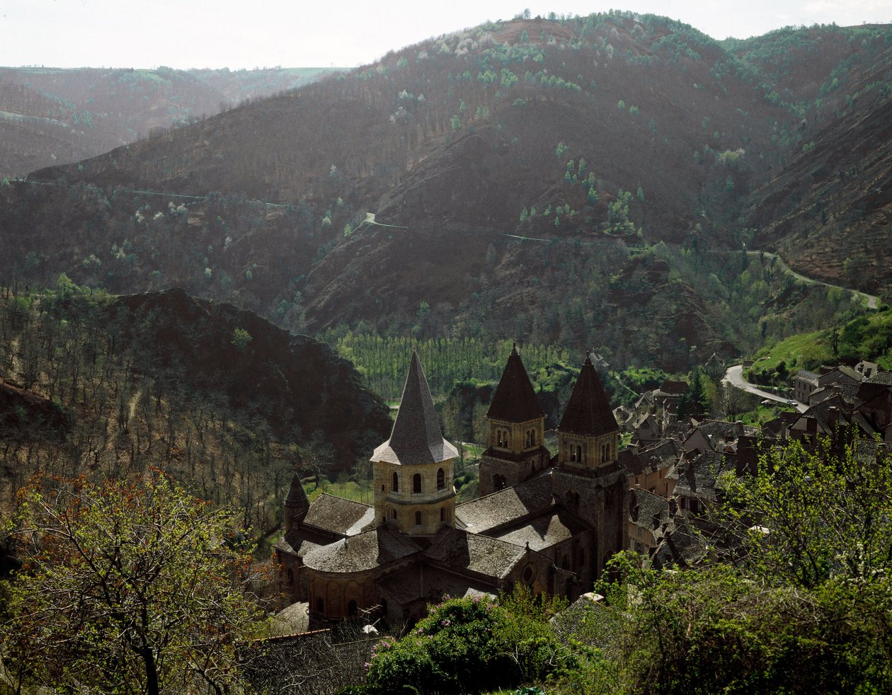 Romaaninen taide: näkymä Conques-luostari Sainte Foyn (Sainte-Foy) kirkolle tekijältä Romanesque