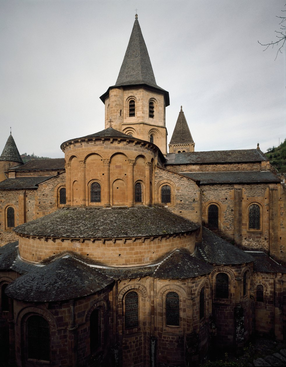 Romaaninen taide: näkymä Conques-luostari Sainte Foyn (Sainte-Foy) kirkolle tekijältä Romanesque
