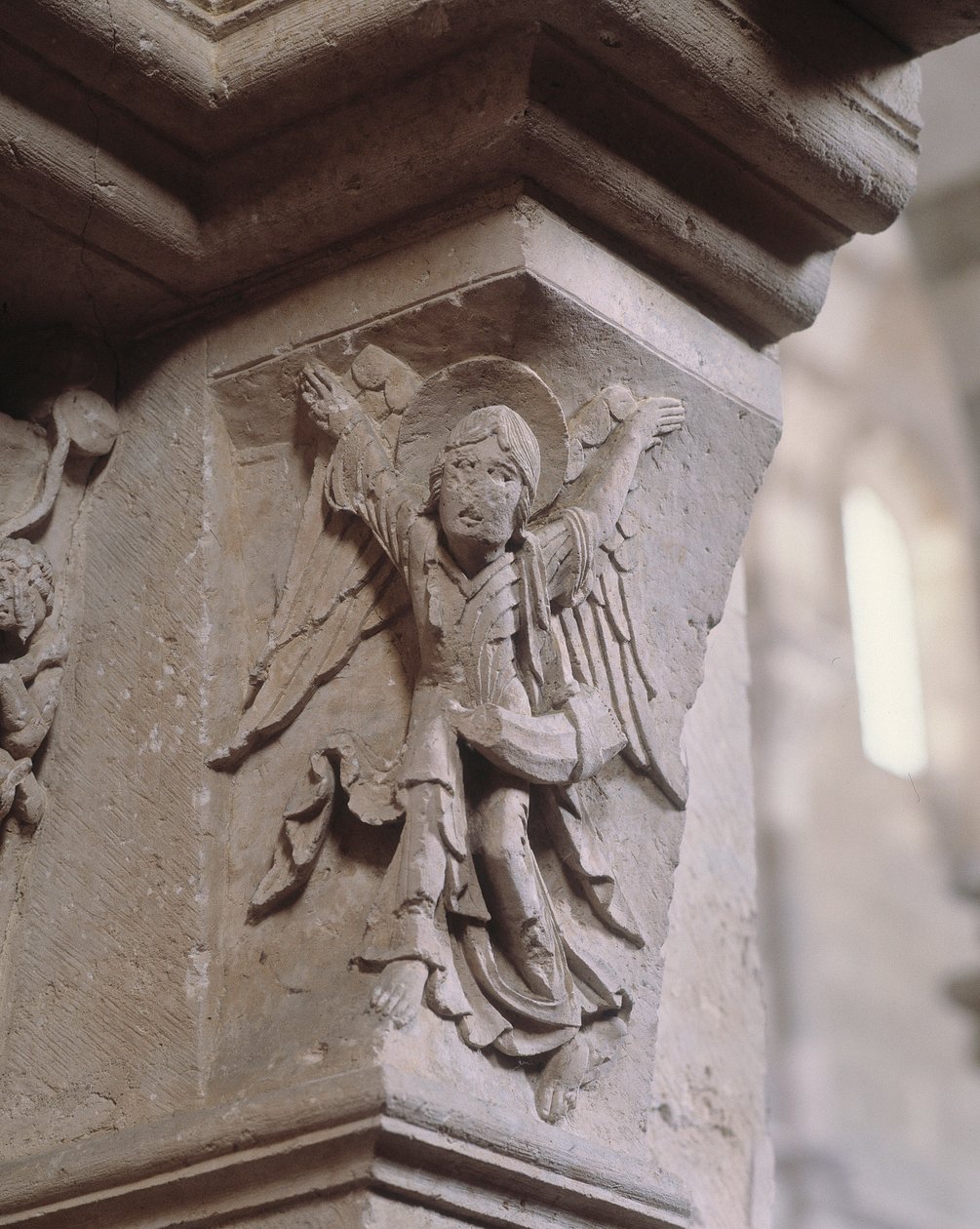 Eteläportaali: enkeli tuo hyvää sanomaa (enkeli olifantin kanssa) (veistos) tekijältä Romanesque