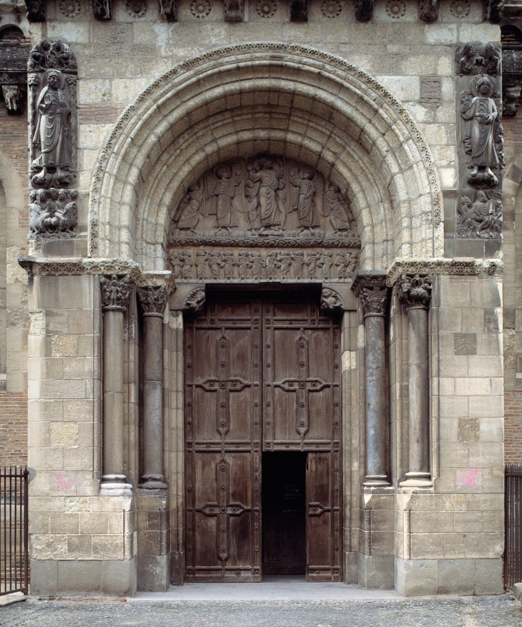 Basilikan eteläportaali tekijältä Romanesque