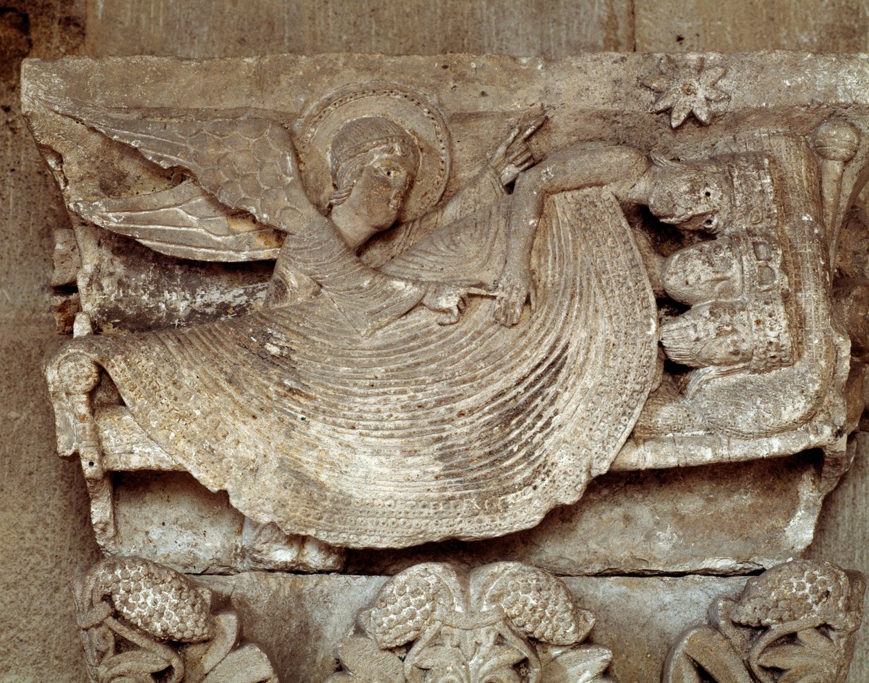 Tietäjät nukkuvat enkelin kanssa, joka herättää heidät ja osoittaa kohti Betlehemin tähteä (veistetty pääkaupunki) tekijältä Romanesque