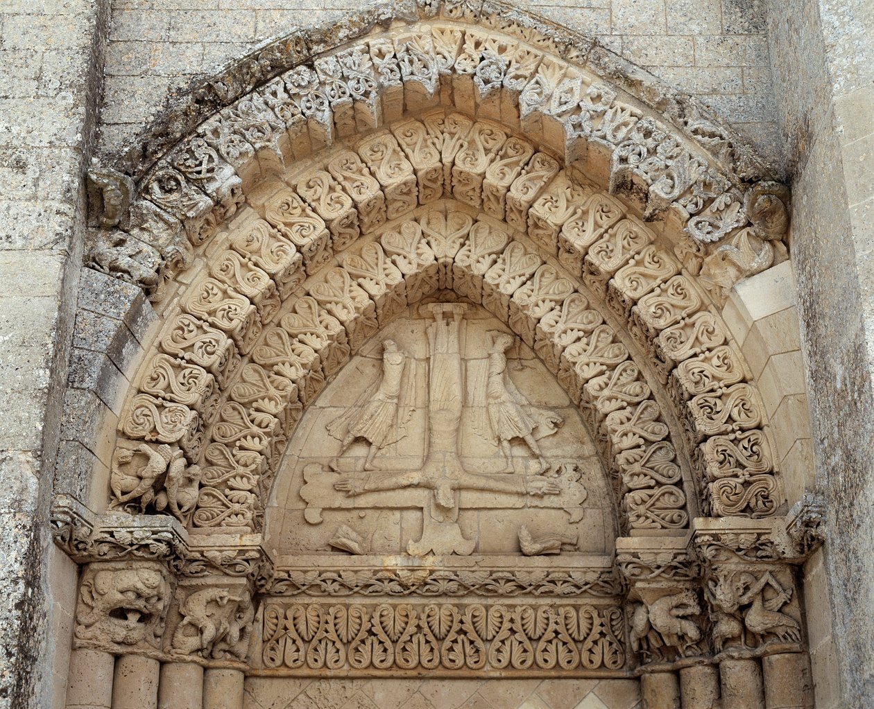 Pyhän Pietarin ristiinnaulitseminen, kirkon väärä portaali (veistos tekijältä Romanesque