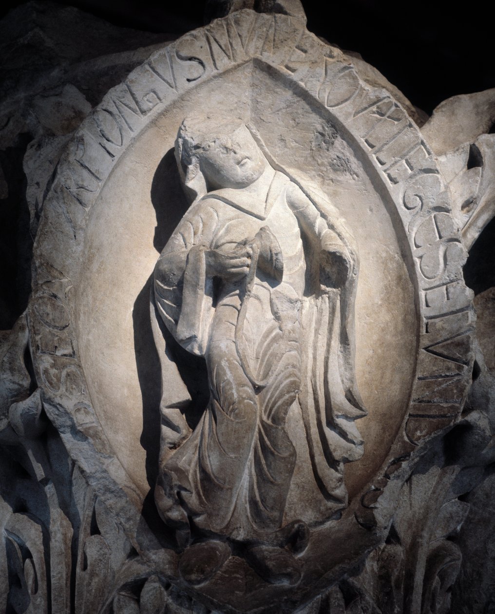 Gregoriaanisen laulun äänet: toinen ääni, kuoron pääkaupunki (veistos tekijältä Romanesque