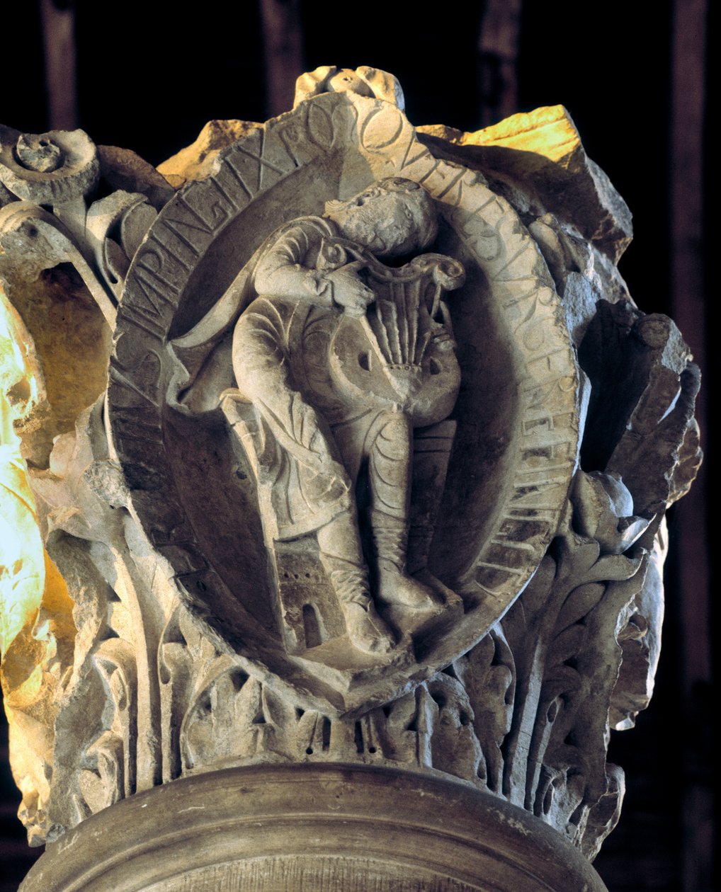 Gregoriaanisen laulun sävyt: kolmas (ihminen ja Kristuksen ylösnousemus), kuoron pääkaupunki (veistos) tekijältä Romanesque