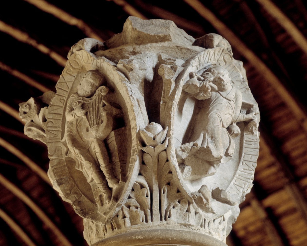 Gregoriaanisen laulun sävyt: kolmas (passio ja Kristuksen ylösnousemus) ja Kristuksen sävytys (oikealla), kuoron pääkaupunki (veistos) tekijältä Romanesque