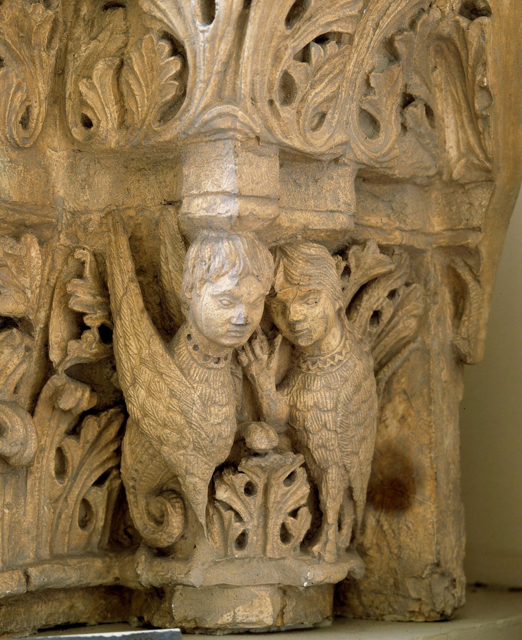 Yläosa koristelee sireenejä ja lintuja Saint Loup de Naudin (Seine ja Marne) 1170 kirkon mallien mukaisesti. Paris, Museum of Monuments suomi tekijältä Romanesque