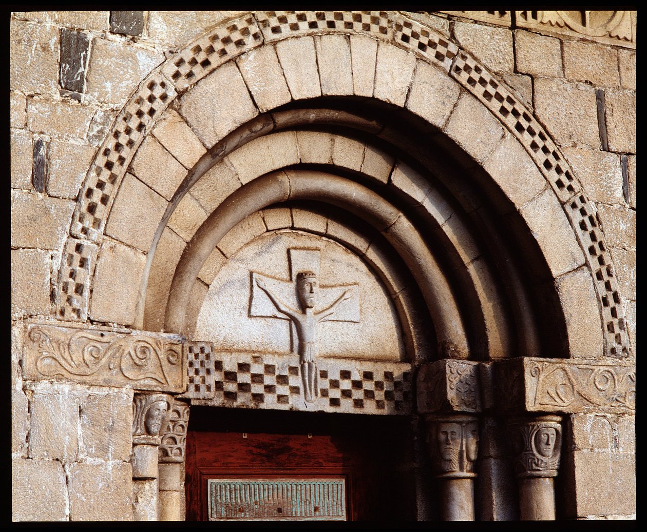 Kirkon tympanoni tekijältä Romanesque