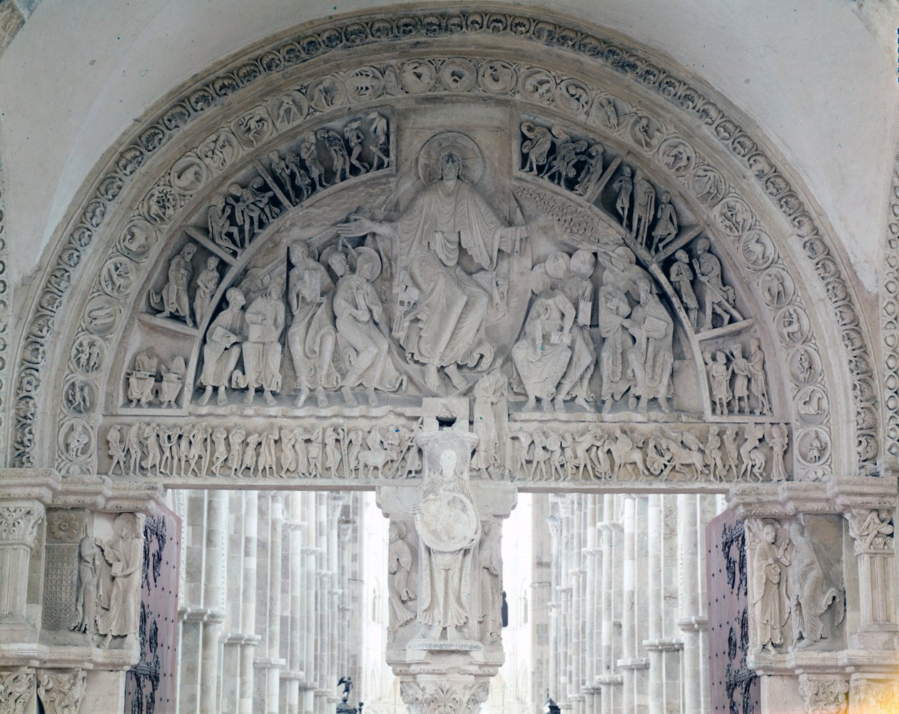 Vezelay Abbey (89), Santa Maria Magdalenan basilikan tärykalvo. 12. vuosisadalla tekijältä Romanesque