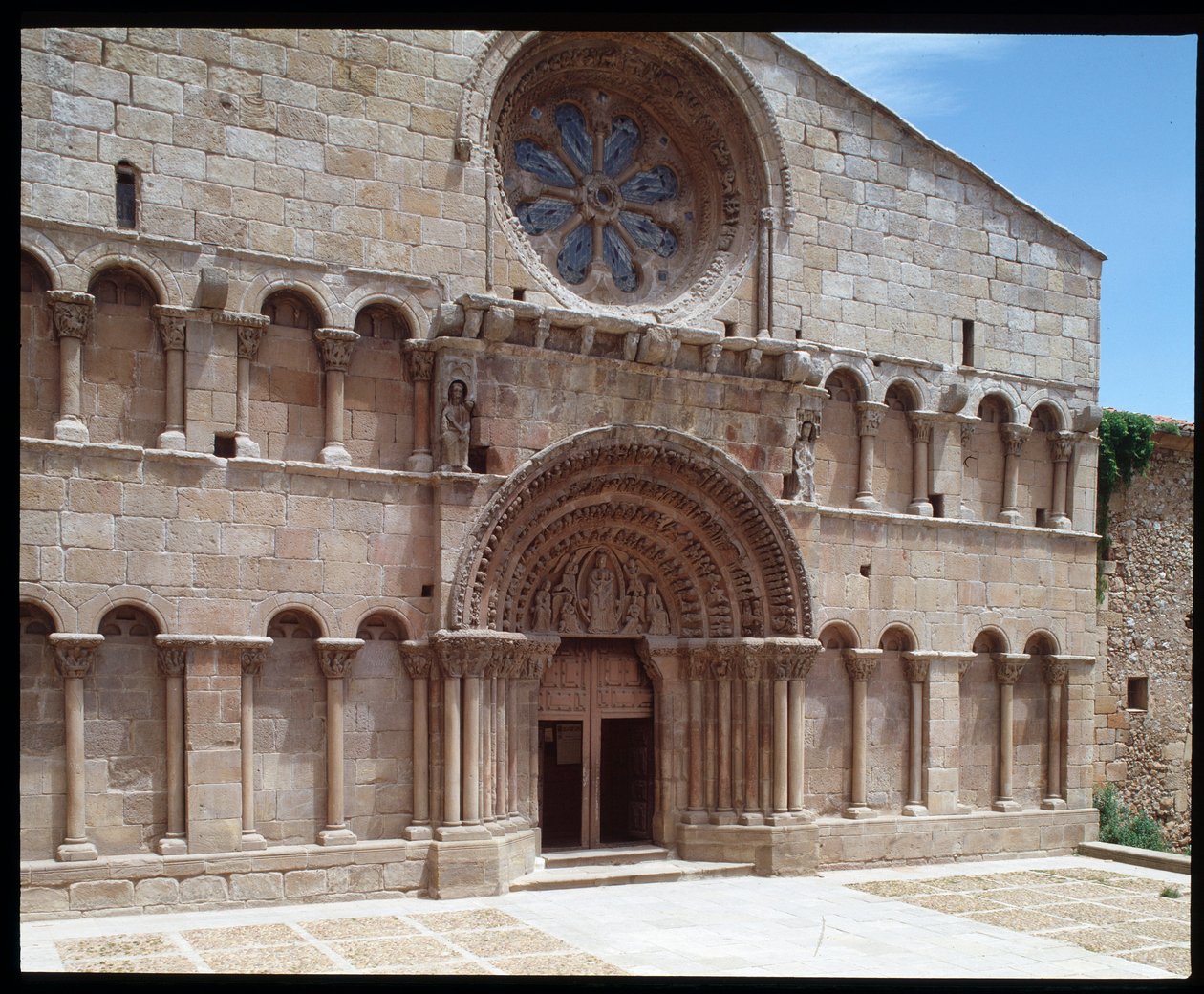 Näkymä Pyhän Dominicin kirkolle tekijältä Romanesque