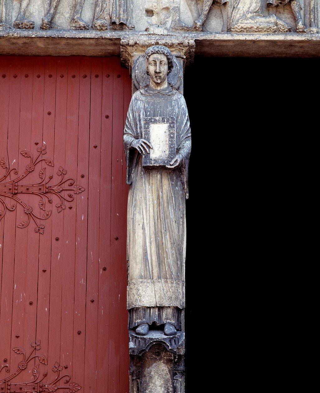 Näkymä veistoksesta keskusportaalin keskipilarissa (1140-1200) tekijältä Romanesque