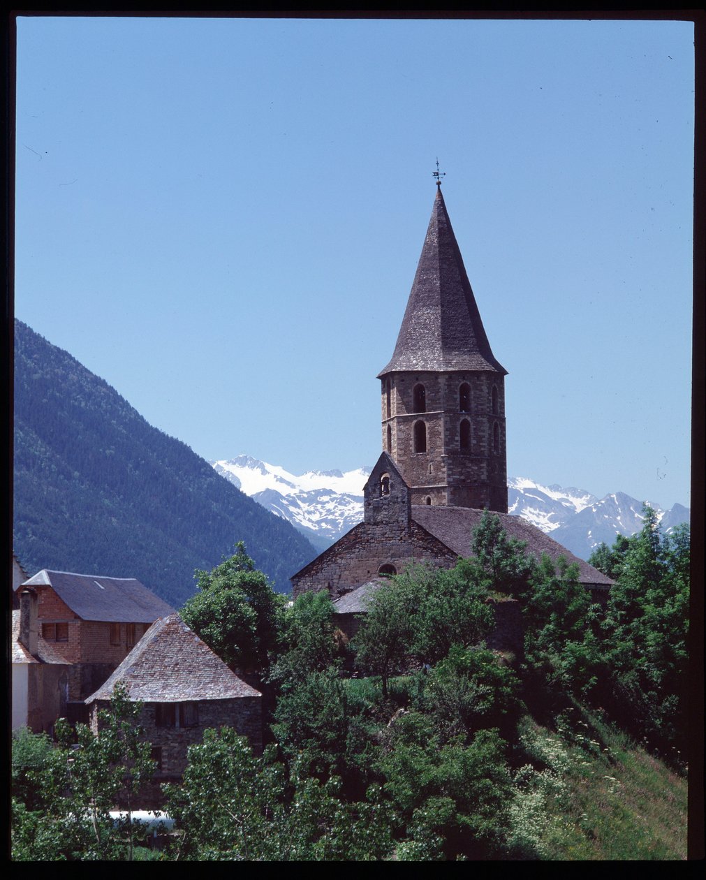 Näkymä romaaniseen kirkkoon tekijältä Romanesque