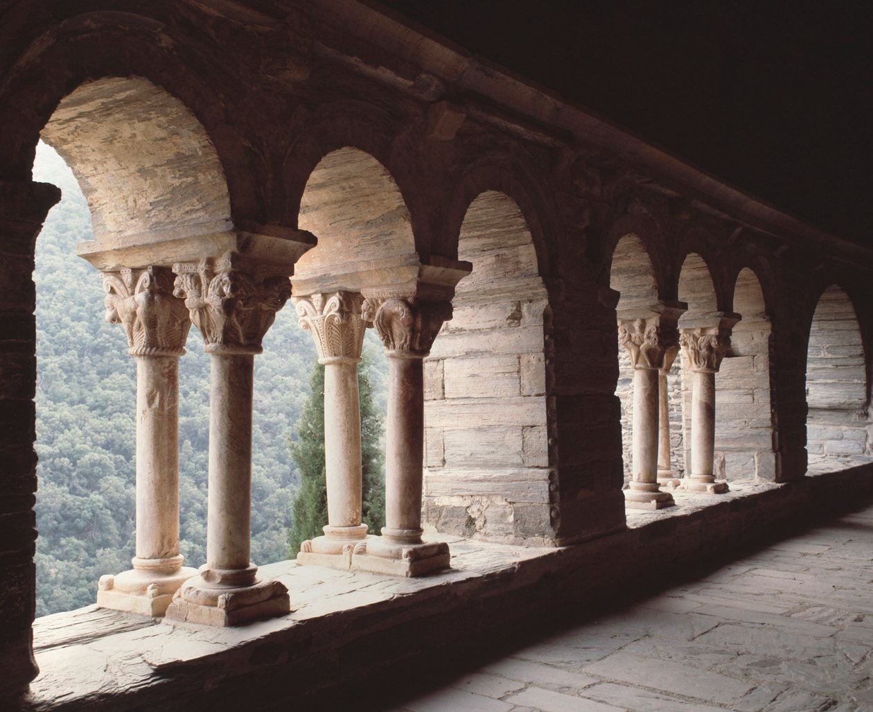 Näkymä luostarille tekijältä Romanesque