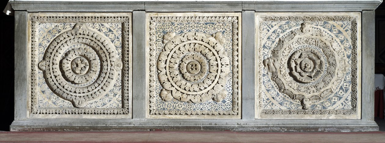 Näkymä alttarille koostuu Marquette-marmorilevyistä tekijältä Romanesque