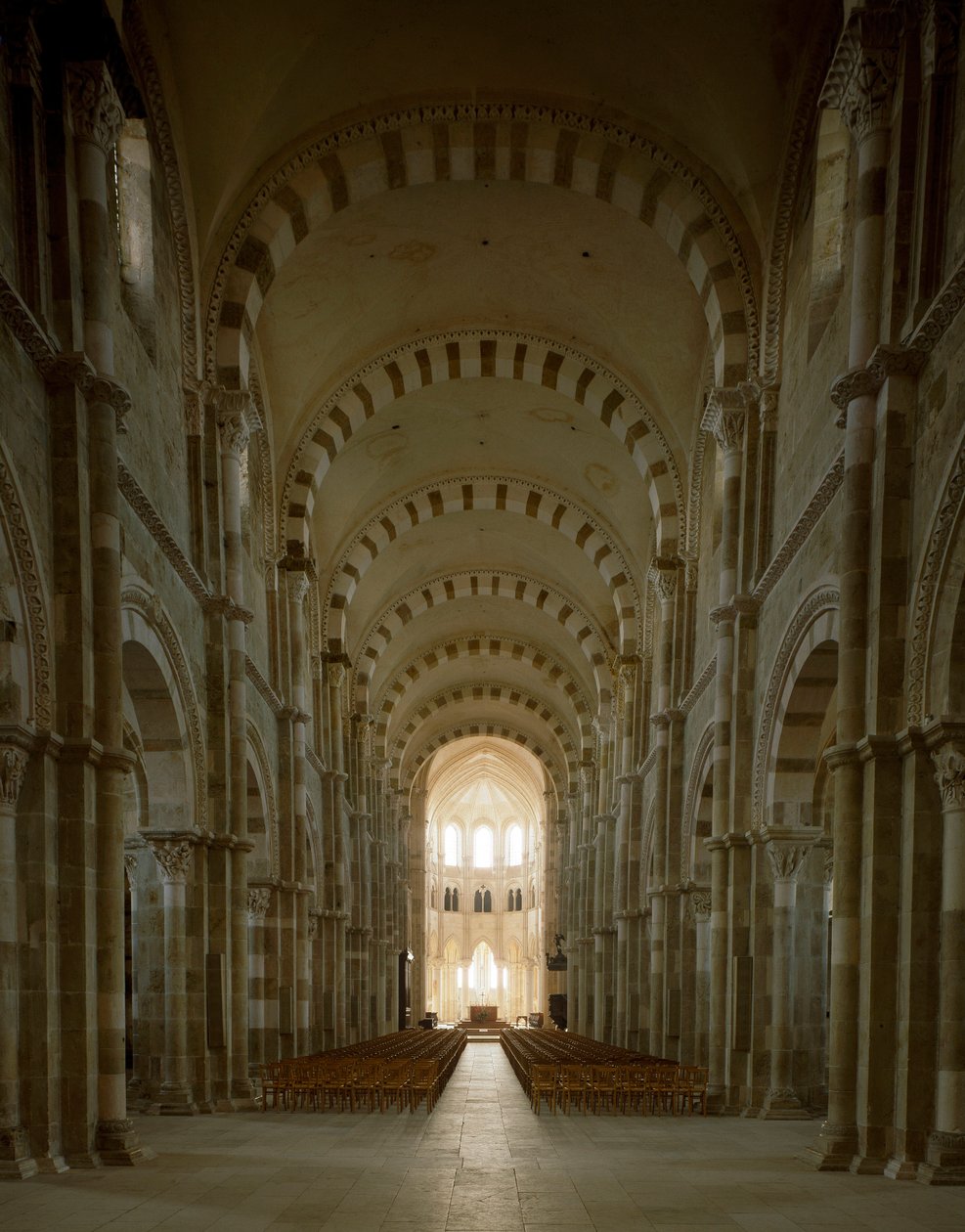 Näkymä Santa Maria Magdalenan basilikan (Saint Mary Magdalene (1096-1106), Vezelay, Yonne) keskuslaivosta tekijältä Romanesque