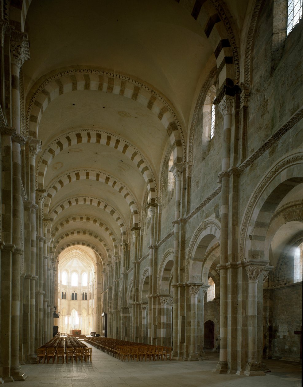 Näkymä Santa Maria Magdalenan basilikan (Saint Mary Magdalene (1096-1106), Vezelay, Yonne) keskuslaivosta tekijältä Romanesque