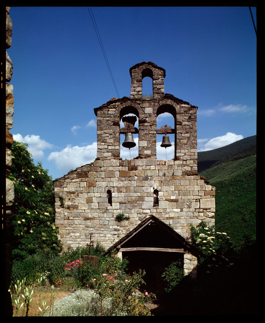 Näkymä kirkolle (valokuva) tekijältä Romanesque