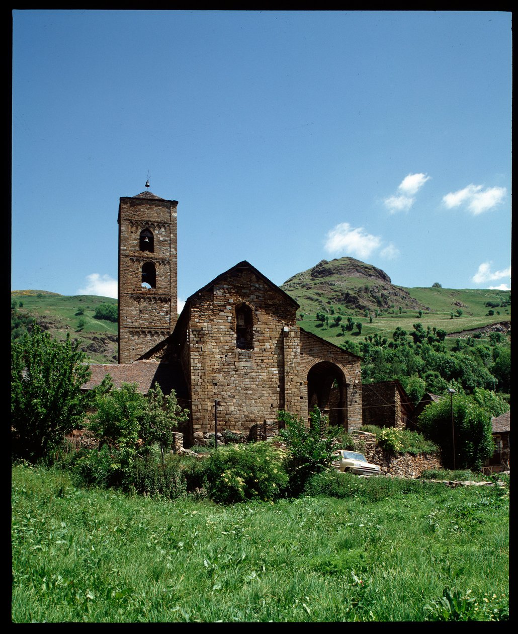 Näkymä kirkolle (valokuva) tekijältä Romanesque
