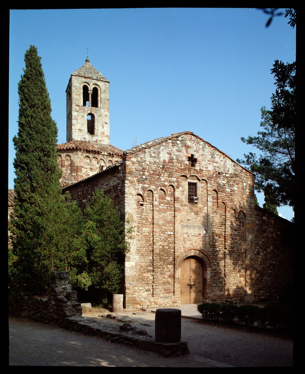 Näkymä kirkolle tekijältä Romanesque