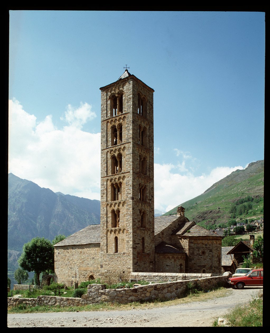 Näkymä kirkolle tekijältä Romanesque