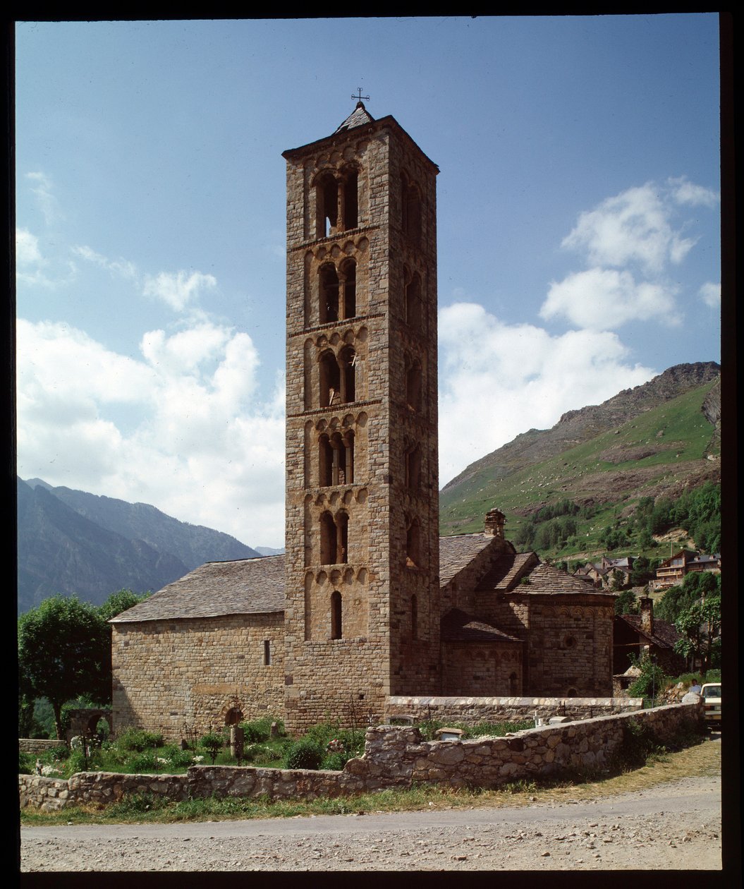 Näkymä kirkolle tekijältä Romanesque