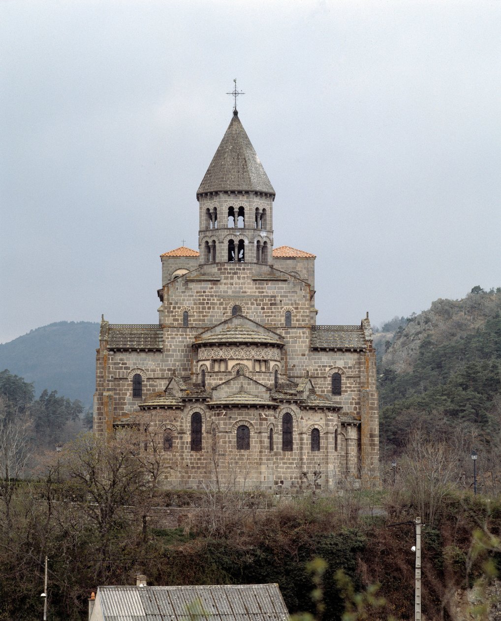 Näkymä kirkolle tekijältä Romanesque