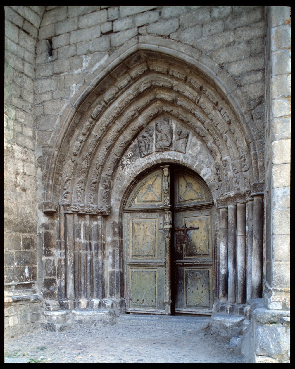Näkymä kirkolle tekijältä Romanesque