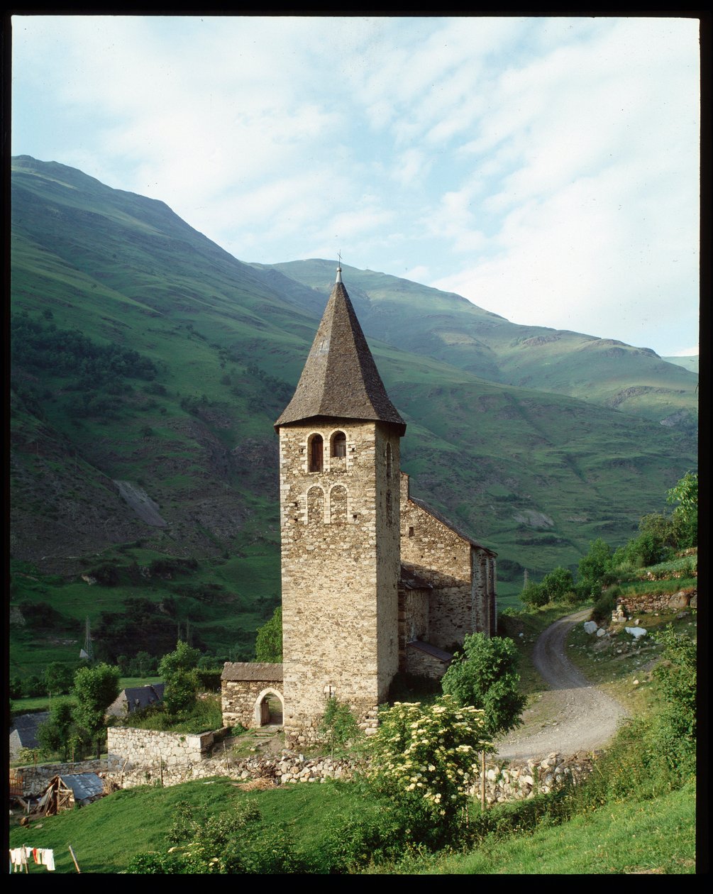 Näkymä kirkolle tekijältä Romanesque