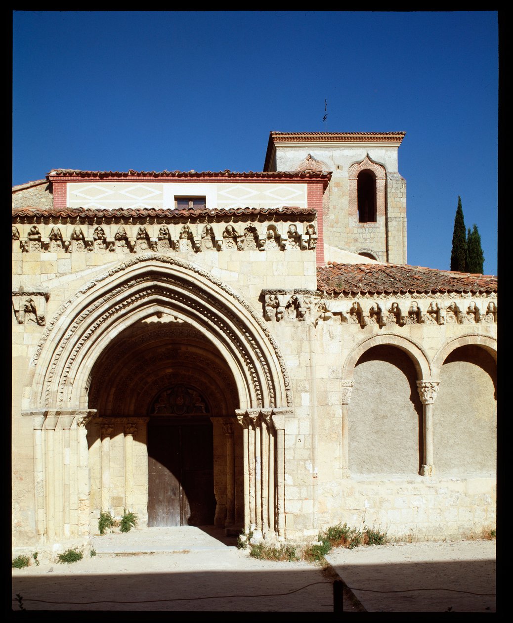 Näkymä kirkolle tekijältä Romanesque