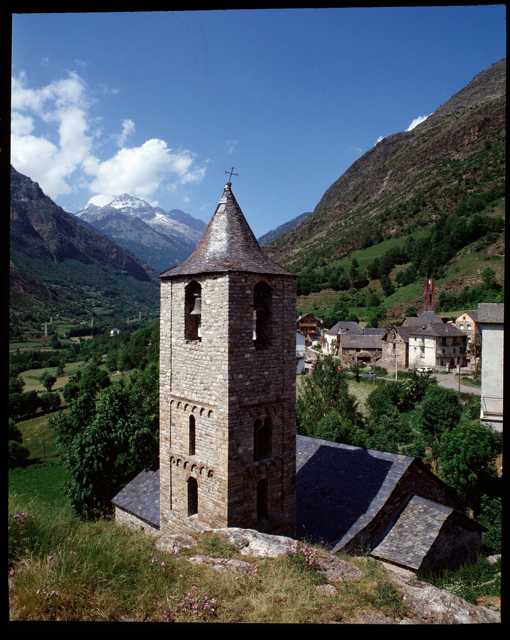 Näkymä St joan de Boin kirkolle (valokuva) tekijältä Romanesque