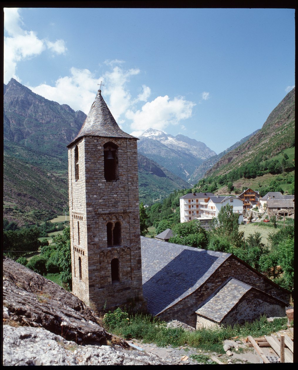 Näkymä St joan de Boin kirkolle (valokuva) tekijältä Romanesque