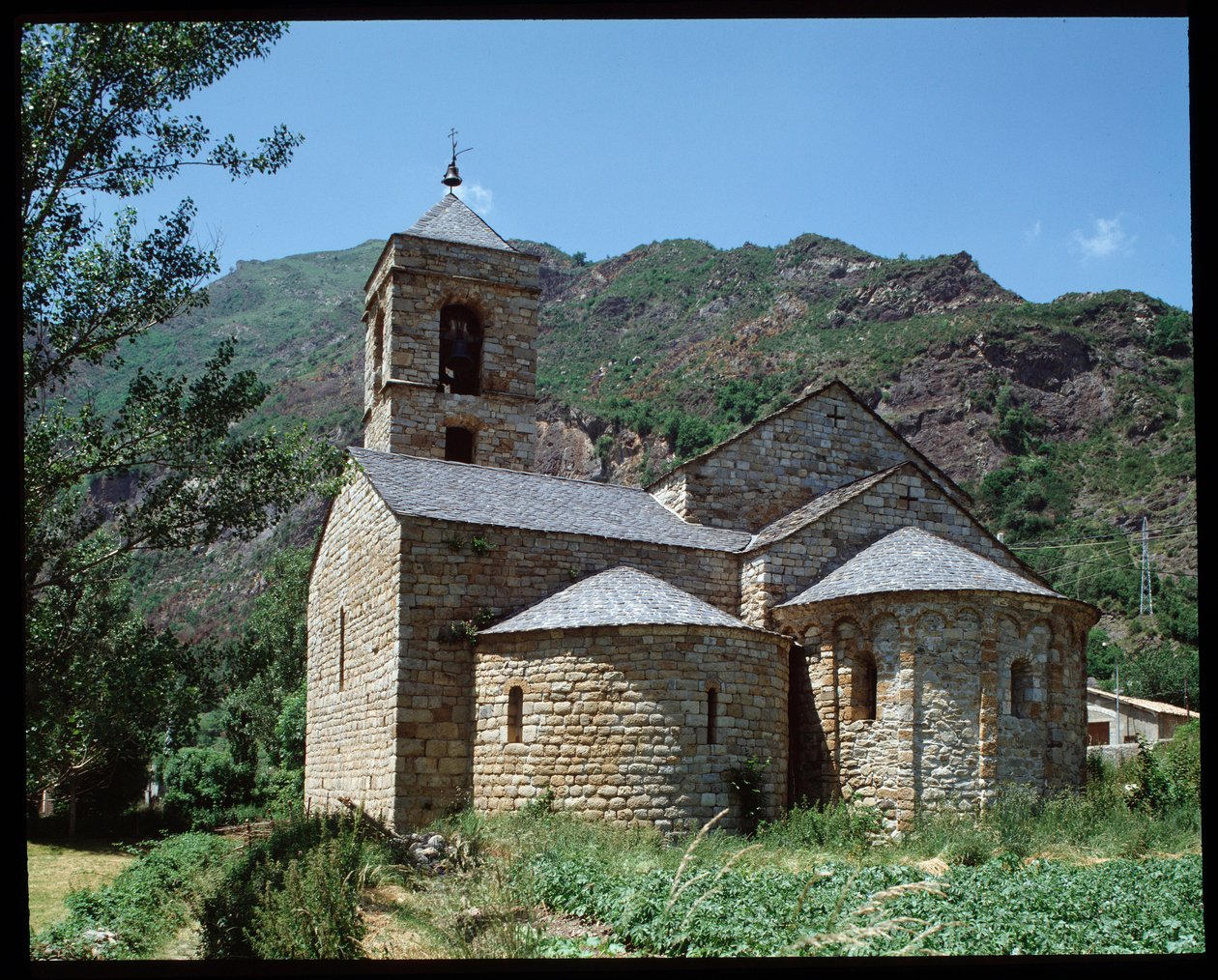 Näkymä Saint Feliun kirkolle (valokuva) tekijältä Romanesque