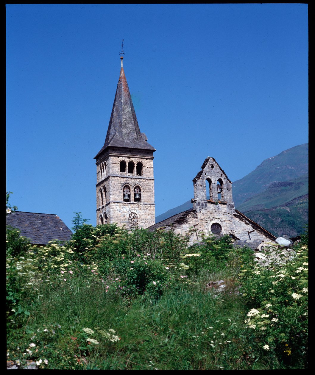 Näkymä Pyhän Marian, Artiesin kirkolle (valokuva) tekijältä Romanesque
