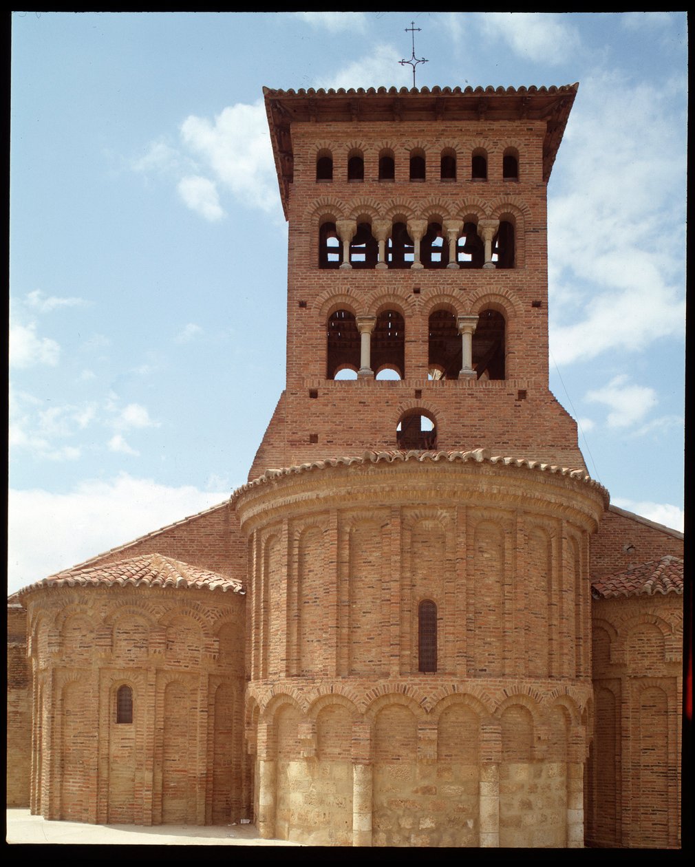 Näkymä kirkolle kellotornilla tekijältä Romanesque