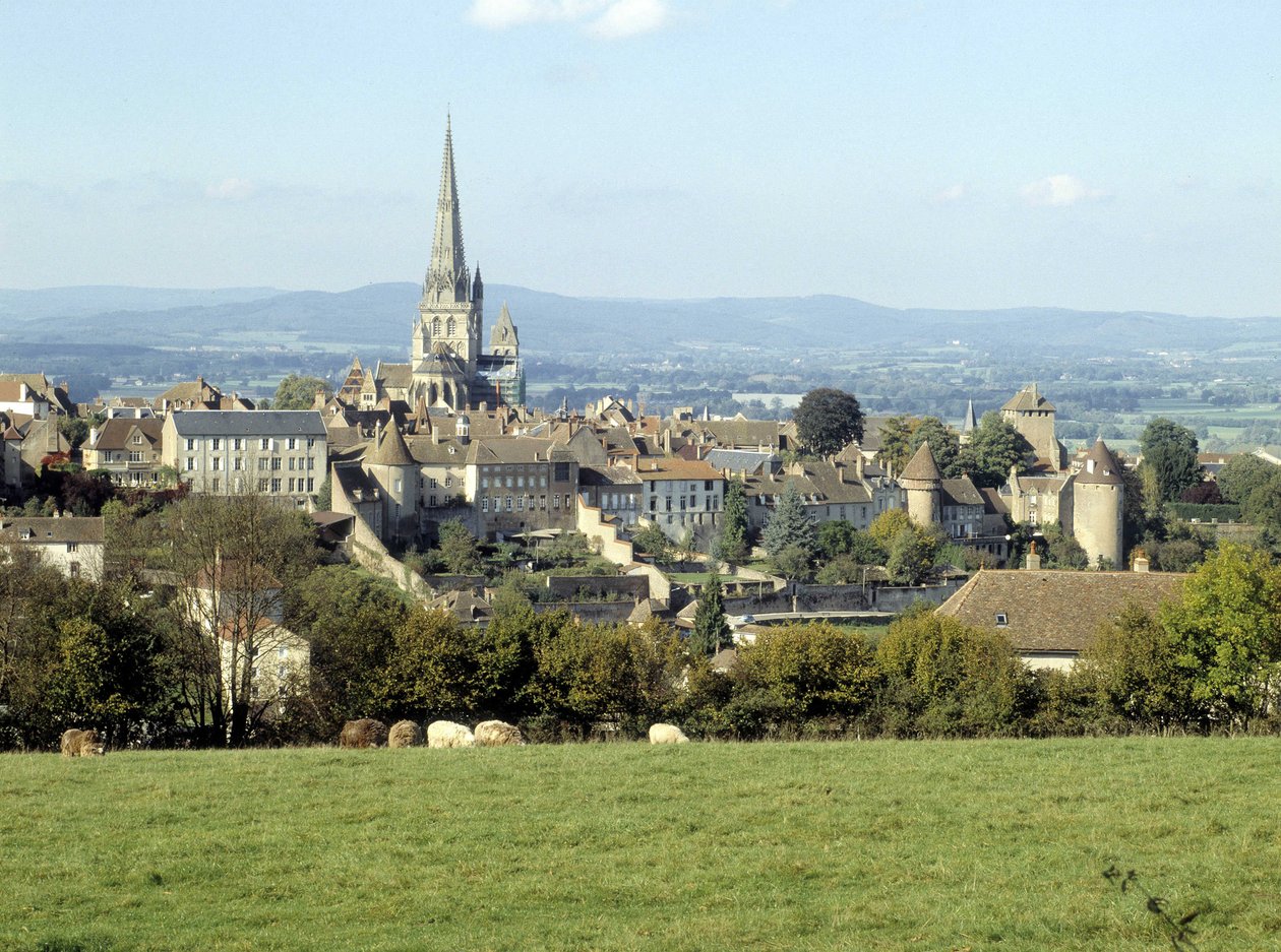Näkymä Autunin kaupunkiin ja Saint Lazaren katedraalille (1200-luvun romaaninen arkkitehtuuri). Saone ja Loire, Burgundy, Ranska. tekijältä Romanesque