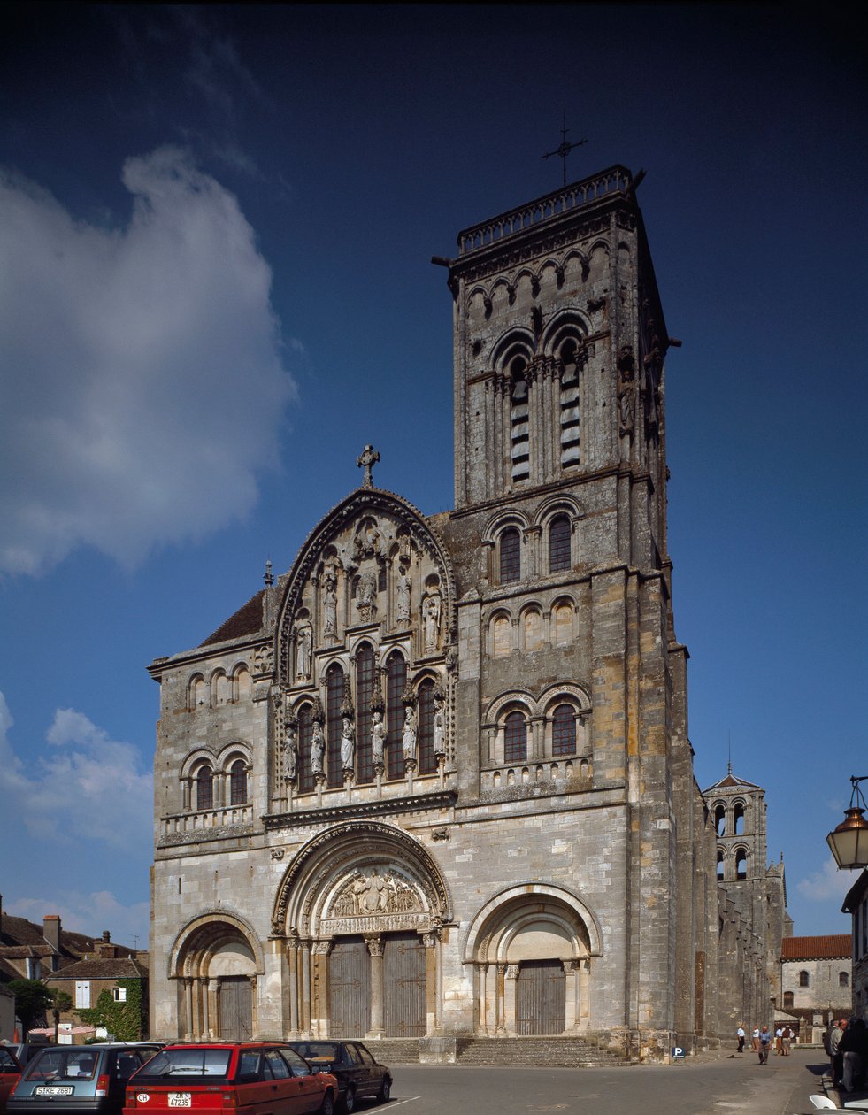 Näkymä julkisivusta. Santa Maria Magdalenan basilika (Sainte Marie Madeleine (1096-1106), Vezelay, Yonne tekijältä Romanesque