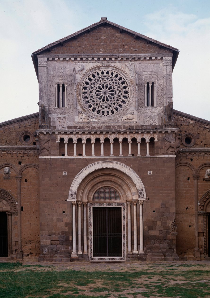 Näkymä San Pietron kirkon julkisivusta (n. 1250, restauree 1870) Toscania, Italia (Pyhän Pietarin (san Pietro) kirkon julkisivu, rakennettu noin 1250 ja kunnostettu vuonna 1870, Toscania, Italia) tekijältä Romanesque