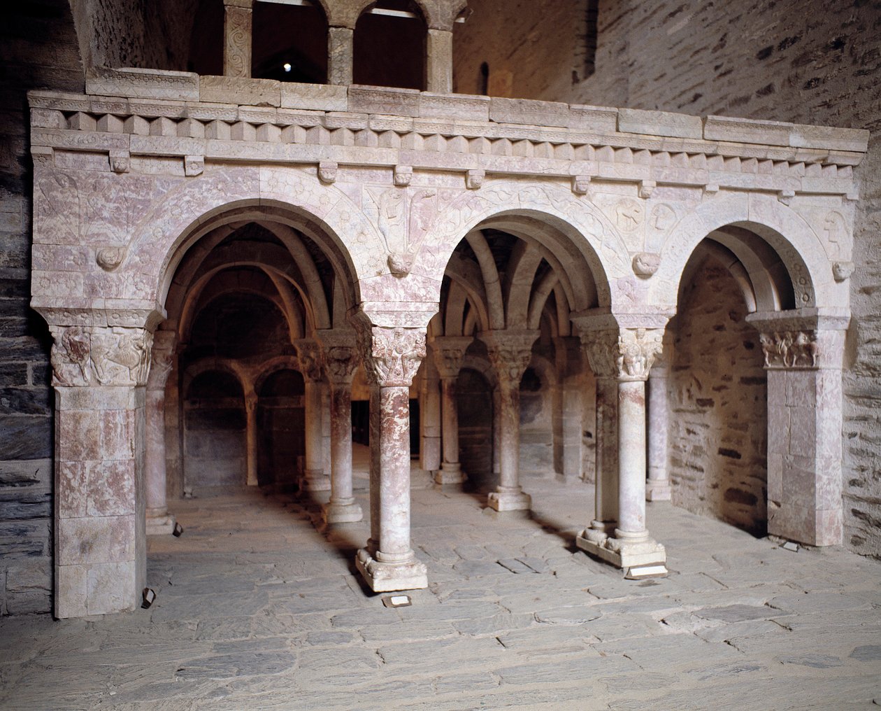 Näkymä galleriasta tekijältä Romanesque