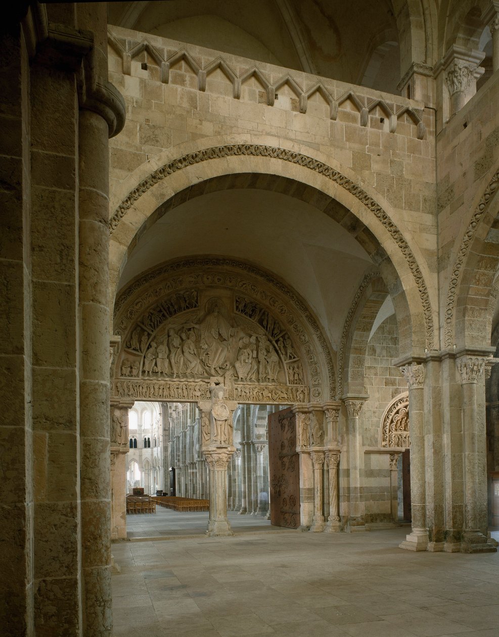Näkymä narthexista ja tärykalvosta, jotka edustavat apotreen tehtävää. Santa Maria Magdalenan basilika (Sainte Marie Madeleine (1096-1106), Vezelay, Yonne tekijältä Romanesque