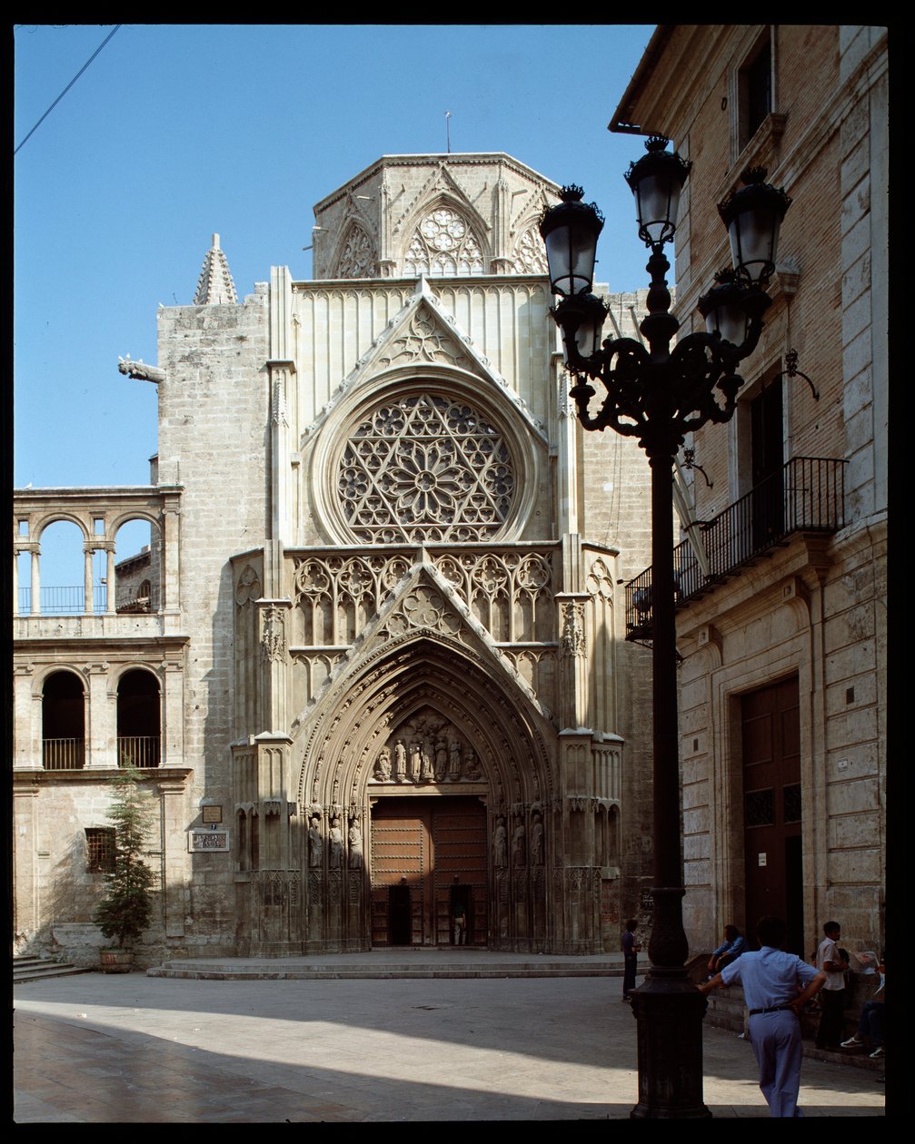 Näkymä apostolien portaalista, Valencian katedraali (Valencia) 1300-luku (Näkymä apostolien portaalista, Valencia, Espanja) Espanja tekijältä Romanesque