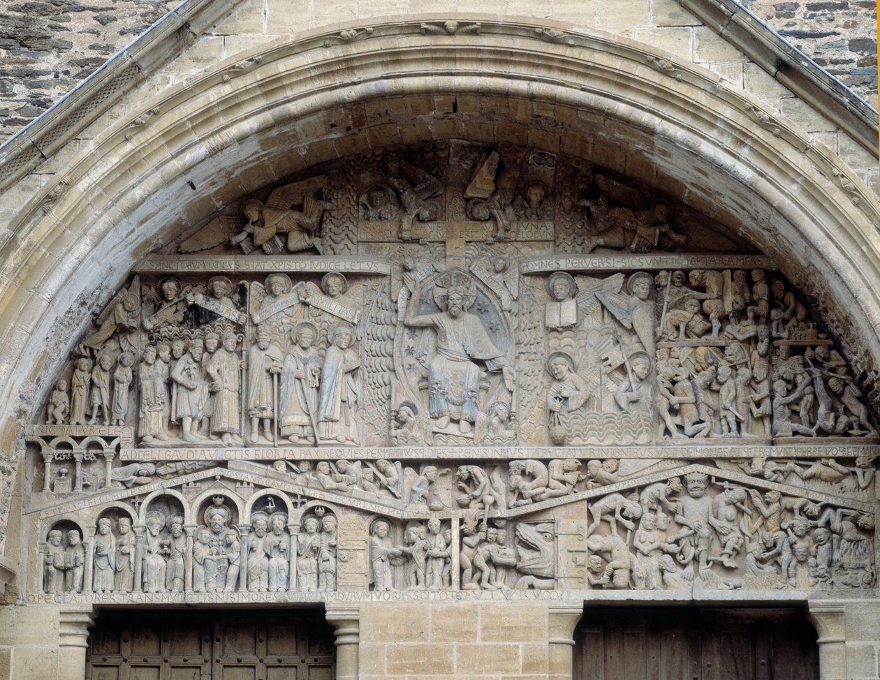 Näkymä viimeisen tuomion tympanille, kristus paratiisin ja helvetin välillä (veistos tekijältä Romanesque