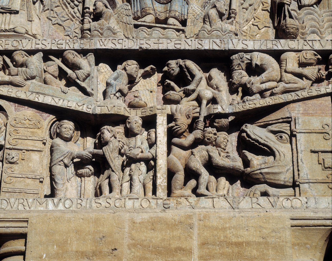 Näkymä viimeisen tuomion tympanuilta, helvetin yksityiskohta (veistos tekijältä Romanesque