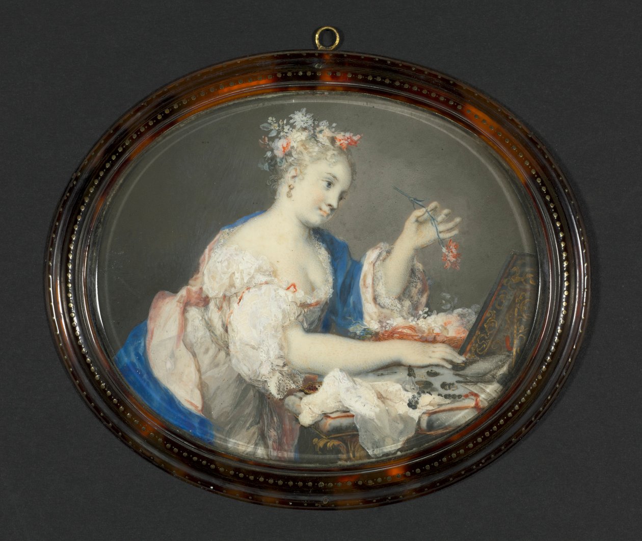 Nainen laittaa kukkia hiuksiinsa, c. 1710. tekijältä Rosalba Carriera