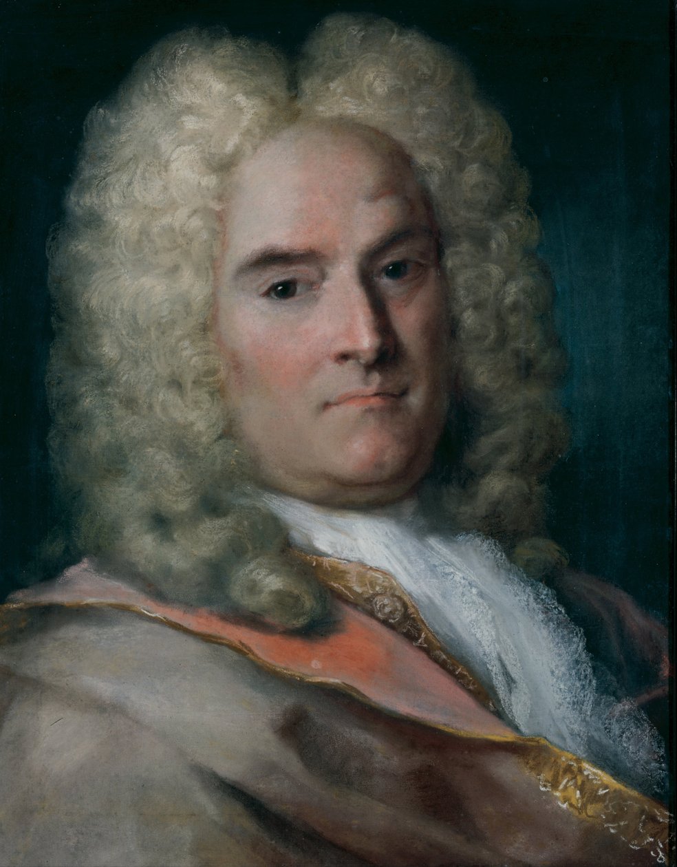 Herrasmies harmaassa viittassa kullalla brodeeratun takin päällä tekijältä Rosalba Giovanna Carriera