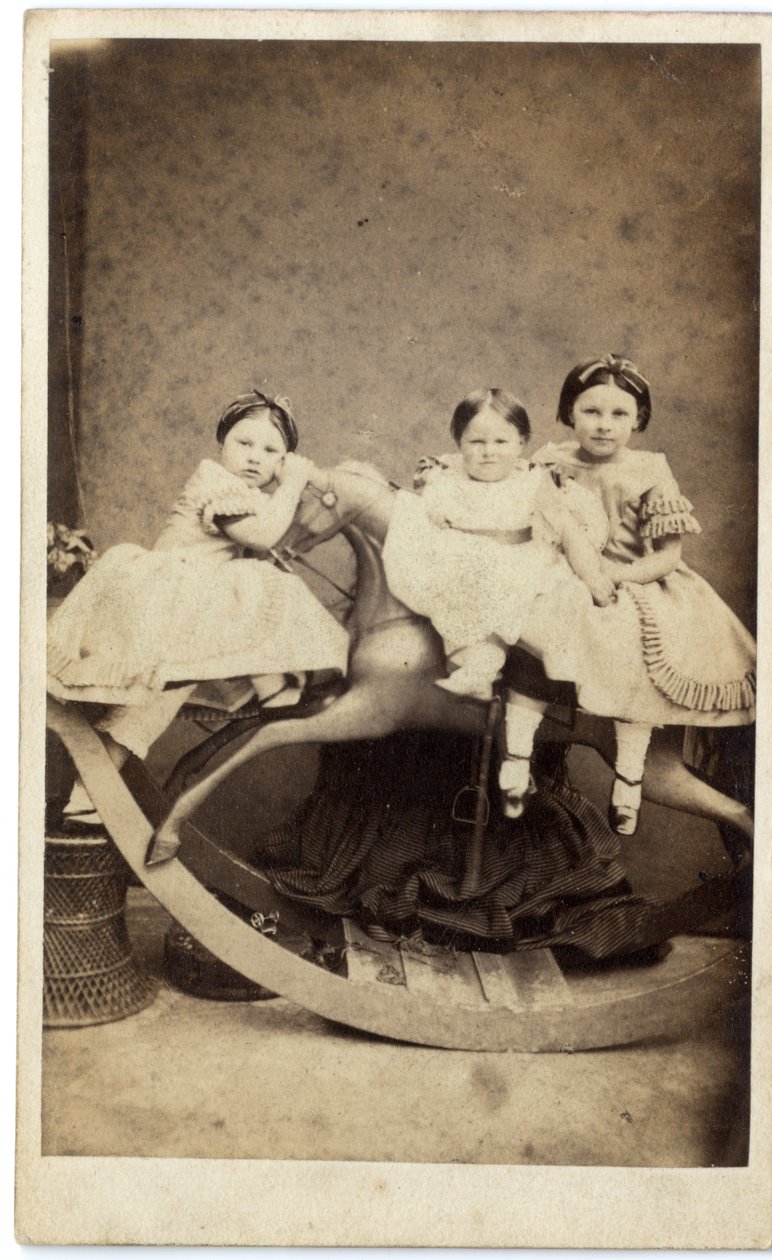 Kolme tyttöä keinuhevosella, 1860-luku (albumiprintti) tekijältä Ross and Thompson after Ross and Thompson after